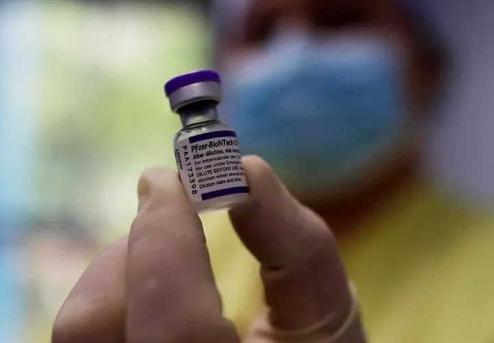 La farmacéutica Pfizer explicó que ha llevado un ensayo en torno a 2,000 menores. Foto: EFE