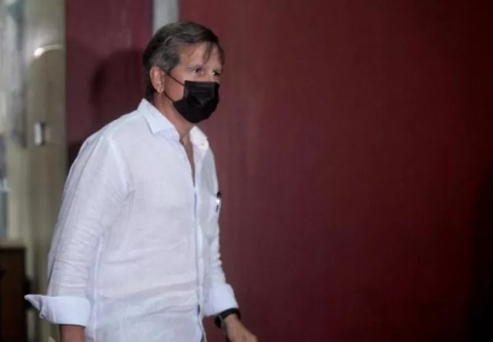 El exdiputado José Luis "Popi" Varela a su salida en una de las audiencias por el caso de los supuestos pinchazos telefónicos. Víctor Arosemena