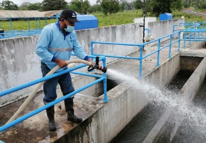 Personal técnico continúa con las labores de limpieza y desinfección de la planta potabilizadora Bongo. Foto: Cortesía