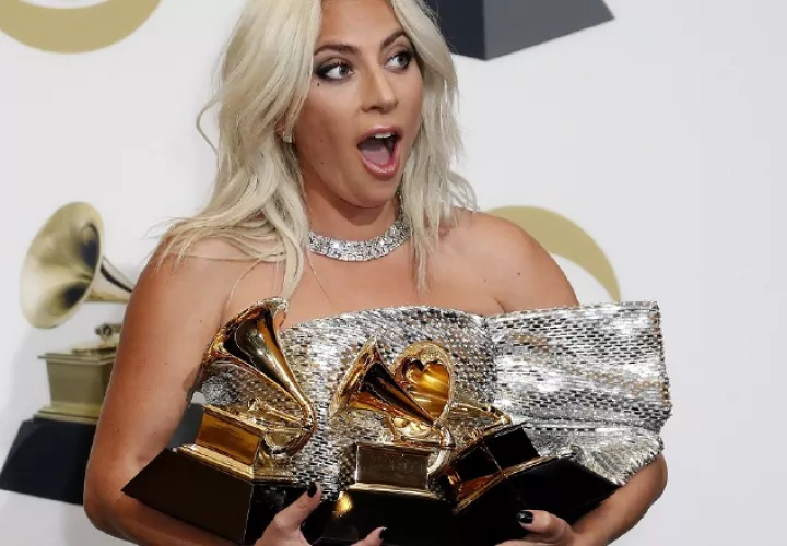 Lady Gaga recibiendo un lote de premios Grammy en 2019.  EFE/EPA/JOHN G MABANGLO