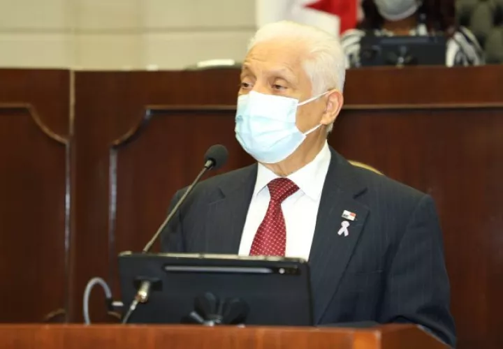 Carlos González, director nacional de presupuesto, en la sesión ayer.