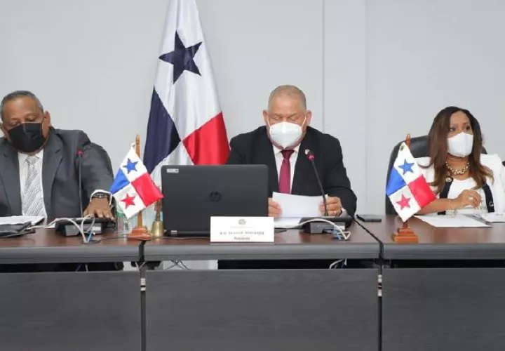 Benicio Robinson (centro) presidió la sesión, mientras que Raúl Pineda (izquierda) sustentó la justificación para devolver el presupuesto. Foto: Cortesía Asamblea Nacional