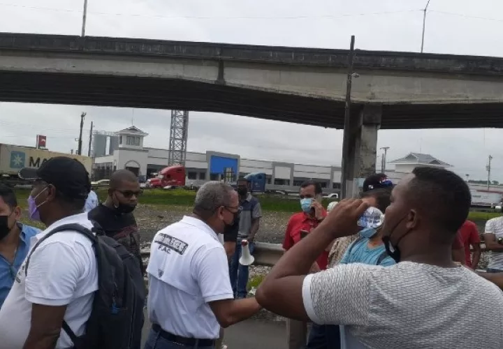 Los cierres se mantienen también en Río Rita, Cativá, Portobelo, y otros varios puntos de la carretera Panamá Colón. Foto: Diomedes Sánchez