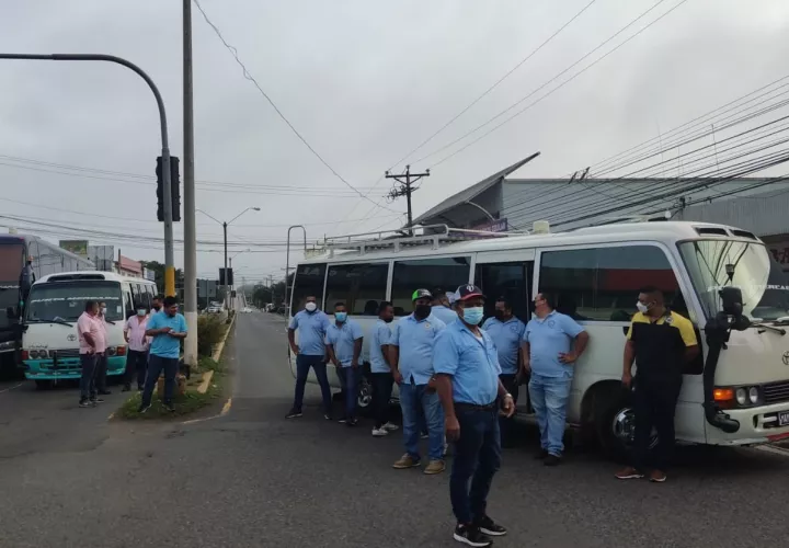 Los transportistas se concentraron en la Gobernación y la Terminal de Santiago. Foto: Melquiades Vásquez 