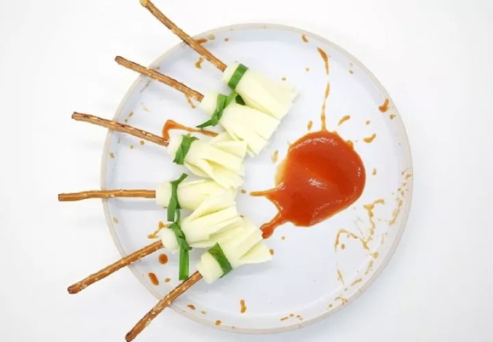  Escobas con palillos de pretzel. Foto: Cortesía