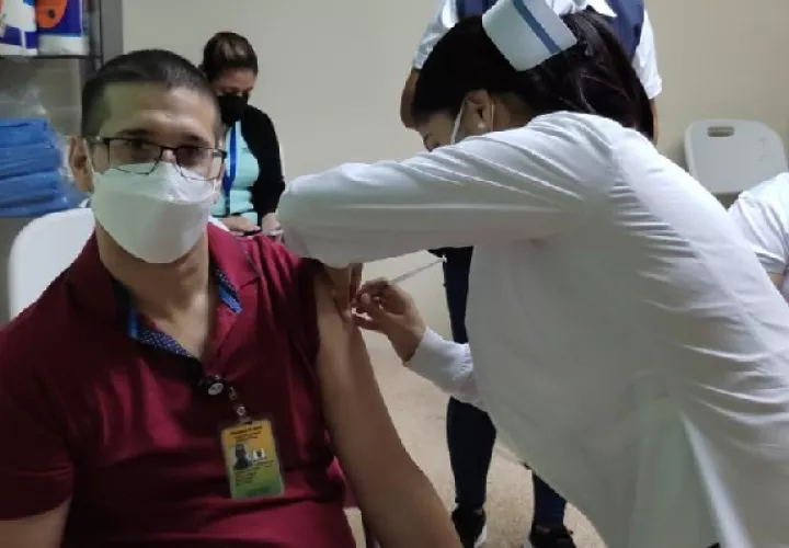  Panamá avanza en la aplicación de refuerzo de la vacuna contra el covid-19 al personal del sector salud y Seguridad. Foto: Cortesía Minsa