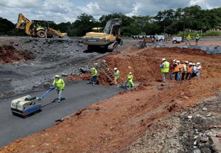 Zacarías Álvarez, director nacional de Mantenimiento del MOP, indicó que se procedió a culminar el relleno y vaciado del concreto, según el cronograma fijado. Foto: Eric Montenegro