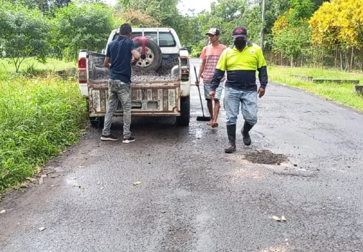 Para realizar estos trabajos de parcheo se emplean fondos de la junta comunal para la compra de aceite, asfalto y el pago de trabajadores.  Foto: Eric Montenegro