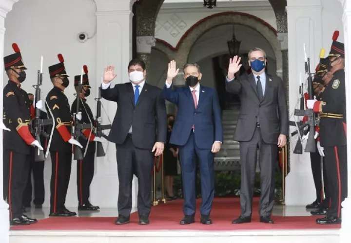 Los presidentes de Costa Rica, Carlos Alvarado (izq.); de Panamá, Laurentino Cortizo, y República Dominicana, Luis Abinader, en las puertas del palacio presidencial Las Garzas. Foto: Cortesía @NitoCortizo