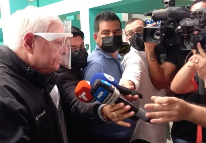 El exmandatario Ricardo Martinelli atiende a los periodistas a su llegada hoy al Sistema Penal Acusatorio de Plaza Ágora. Foto: Víctor Arosemena