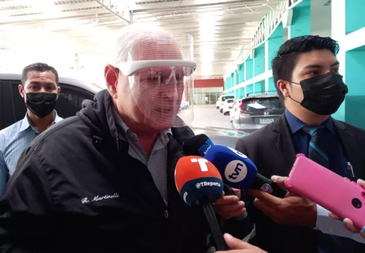 El expresidente Ricardo Martinelli da declaraciones a su llegada hoy al Sistema Penal Acusatorio de Plaza Ágora. Foto: Víctor Arosemena