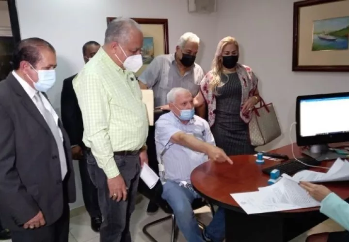 Ricardo Martinelli dijo que si no atienden esta iniciativa se amarrará a un poste en la Asamblea Nacional. Foto: Víctor Arosemena