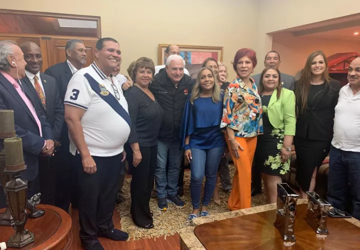 Ricardo Martinelli en la reunión que sostuvo con diputados de Cambio Diputado anunció una alianza política. Foto: Cortesía