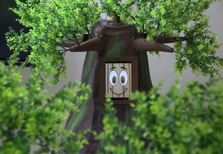 El primer robot con forma del característico "árbol barrigón". EFE