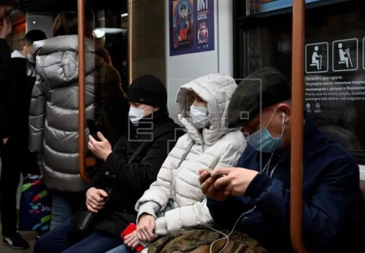 Varios pasajeros con mascarilla en el metro de Moscú, Rusia. Foto: EFE