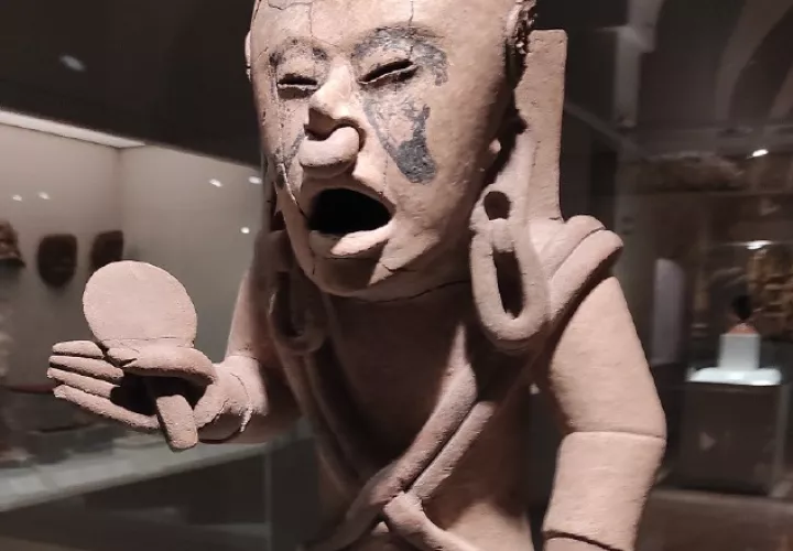 Figura que representa a un joven sacerdote sacrificado recubierto con piel humana. Culturas precolombinas. EFE