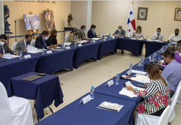 La principal propuesta de los sindicatos en la mesa es unificar un salario mínimo. Cortesía