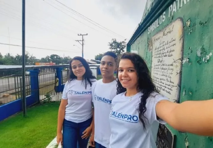 Nayua Saleh y Jade Rojas junto a  Alexander Miranda. Grupo de la Escuela Secundaria de Aserrío. Foto: Cortesía