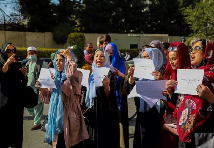 "Trabajo, pan, educación" fueron algunos de los eslóganes coreados durante la breve protesta. Foto: EFE