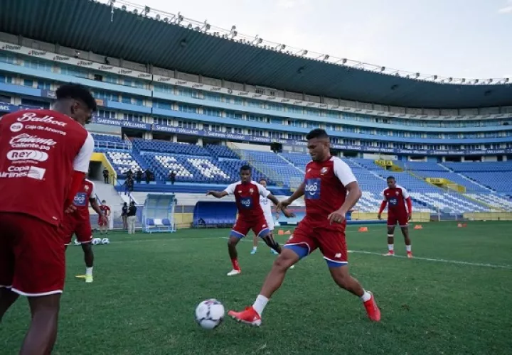 Rolando 'Toro' Blackburn en los entrenamientos en el Cuscatlán. Foto: Fepafut