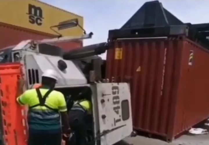 El trabajador quedó atrapado en la cabina del equipo que moviliza los contenedores. Foto: Diomedes Sánchez 