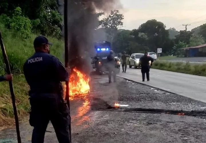 En La Chorrera, filas de personas se han formado para abordar uno de los microbuses del servicio de alternativo de transporte o ‘piratas’. Foto: Eric Montenegro