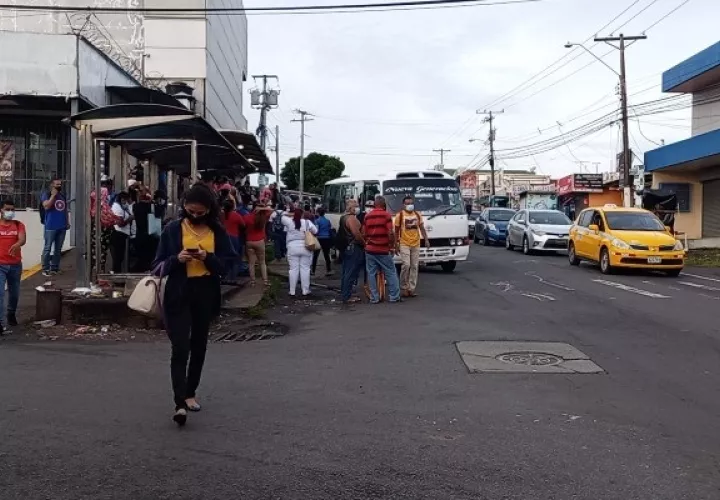 En el distrito de Arraiján los transportistas de diversas rutas procedieron a bloquear la carretera Interamericana y otras vías con sus vehículos. Foto: Eric Montenegro