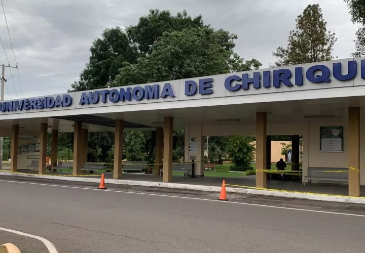Unos mil jóvenes tienden a aplicar cada año a los exámenes para entrar a la Escuela de Medicina. Foto: José Vásquez