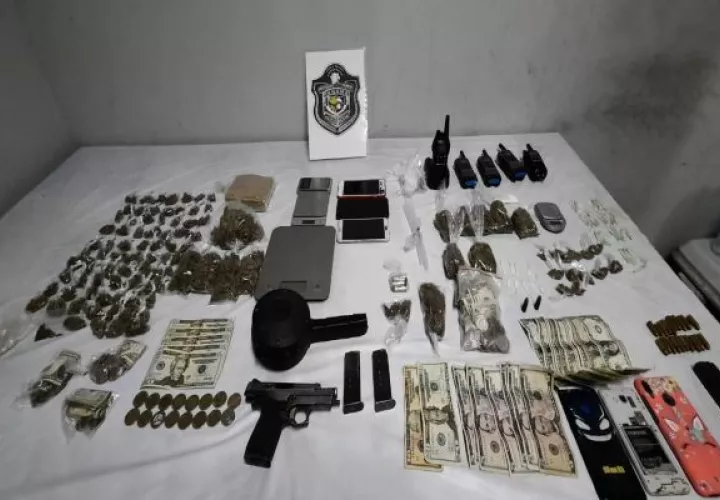 Las autoridades incautaron gran cantidad de sobres con presunta marihuana y carrizos que contenían supuesta cocaína; además de fragmentos de la probable droga conocida como “piedra”. Foto: Eric Montenegro