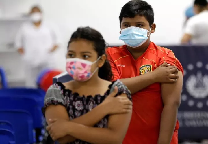 Sólo el 44 % de los habitantes de América Latina y el Caribe ha recibido su pauta completa de la vacuna contra el coronavirus, advierte la OPS. Foto: EFE