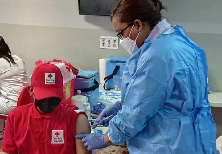 Personal de salud aplica la tercera dosis de la vacuna de Pfizer al personal de la Cruz Roja Panameña. Foto: Cortesía @CSSPanama