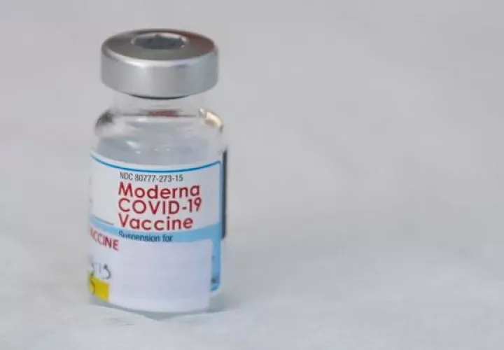 Autoridades niponas detectan partículas extrañas en 39 viales de la vacuna contra la covid-19 de Moderna importada de España. Foto: EFE