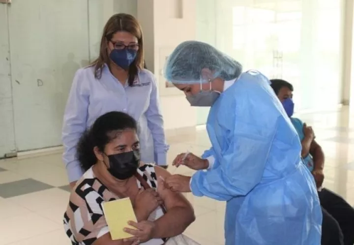 Se debe portar la tarjeta de vacunación el día que vayan a recibir su dosis de refuerzo. Foto: Cortesía