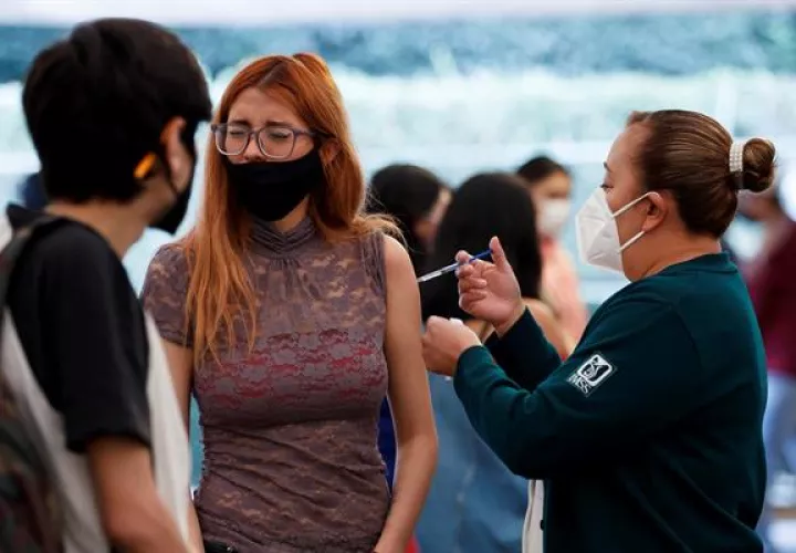 Personas mayores de 18 años reciben la vacuna contra la covid-19 en Ciudad de México. Foto: EFE