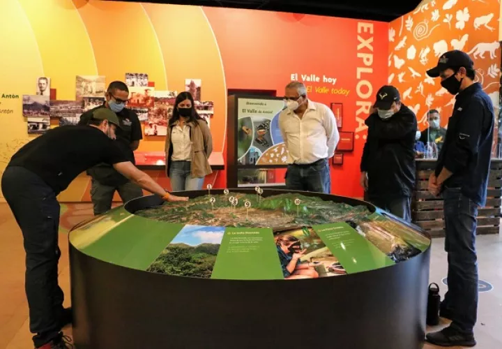 El administrador General de la ATP, Iván Eskildsen (dcha.), se reunió con representantes de la Asociación de Desarrollo Sostenible de El Valle Antón. Foto: Cortesía ATP