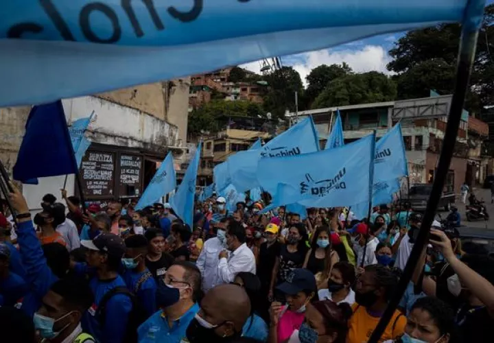 Un grupo de personas adeptas al bloque opositor al gobierno nacional, participa en el inicio de campaña electoral en Caracas (Venezuela). EFE