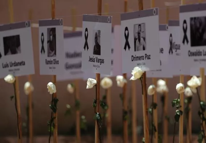 Fotografías de trabajadores de la salud que han muerto por causas relacionadas a la covid-19. Foto: EFE