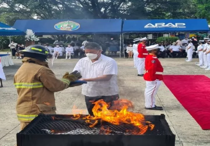 El ministro de salud Luis Francisco Sucre, fue el invitado de honor en el acto de cremación de banderas en Veraguas. Foto: Melquiades Vásquez