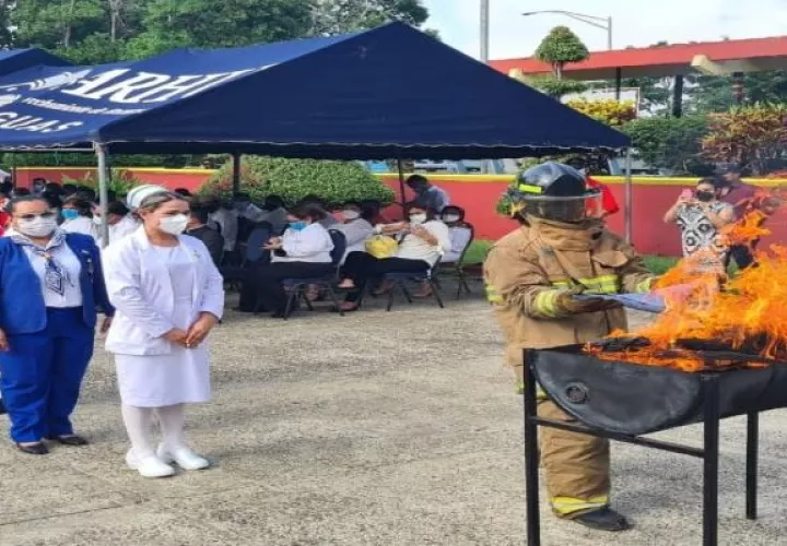 A las enfermeras y otros profesionales fueron objeto de reconocimiento. Foto: Melquiades Vásquez