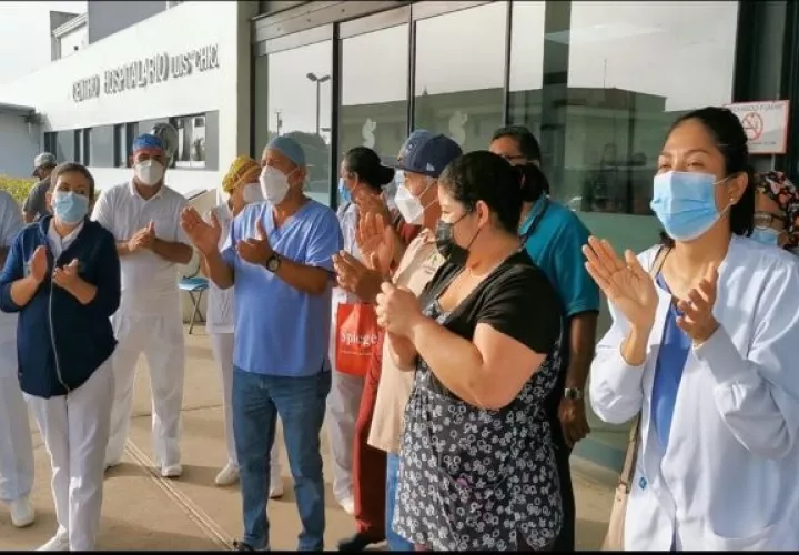 La protesta pacífica duró varias horas hasta que los directivos del centro hospitalario de Veraguas, atendieran los manifestantes. Foto: Melquiadez Vásquez
