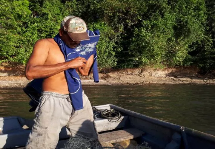 Hace cerca de dos semanas pescadores del lugar habían alertado a las autoridades dando aviso de haber visto flotando en el mar el cuerpo de un hombre. Foto: Melquiades Vásquez