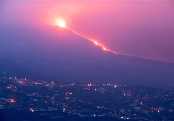 El nuevo volcán de Cumbre Vieja, en La Palma, comienza este miércoles su décimo octavo día de erupción. Foto: EFE