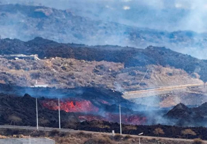 La colada de lava en la localidad de El Paso, el volcán continúa emitiendo abundante lava de su cráter principal. Foto: EFE