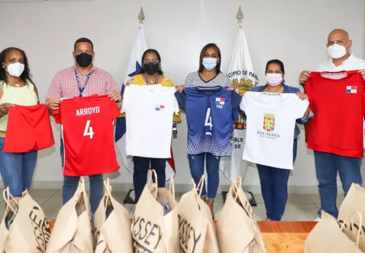 Las jugadoras recibieron sus uniformes para el torneo regional. Foto:EFE