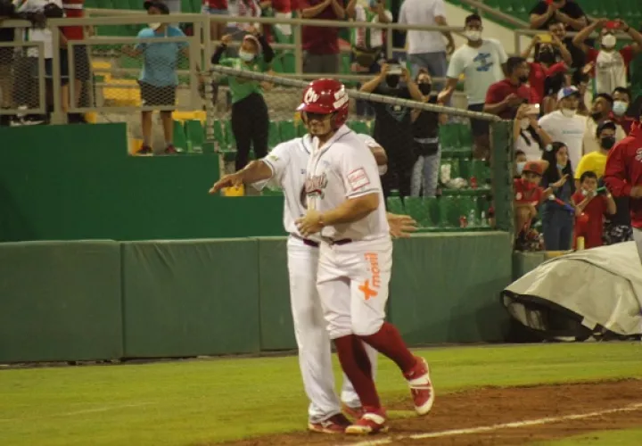 Xavier Quiroz recorre las bases, luego de pegar cuadrangular. Foto:Fedebeis
