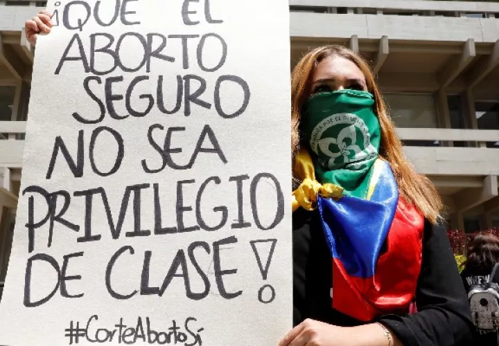 Los magistrados de la Corte Constitucional de Colombia debaten sobre la despenalización del aborto. Foto: EFE