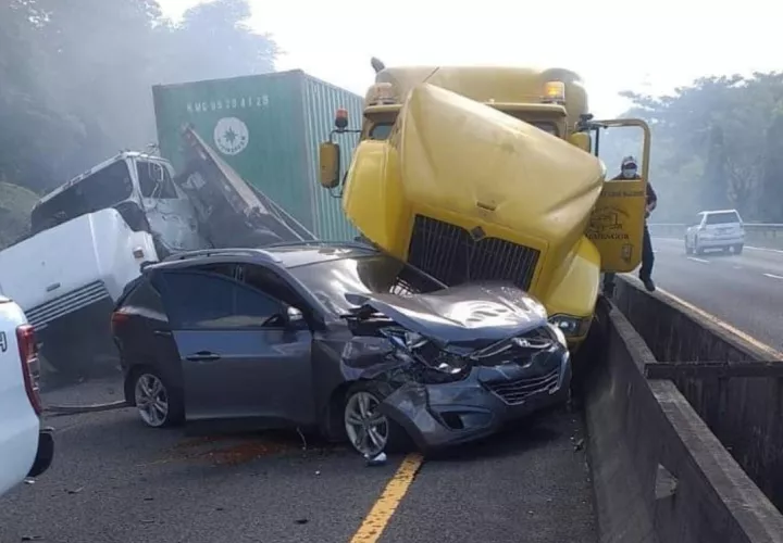 El accidente ha provocado un enorme tranque vehicular. Foto: Diomedes Sánchez