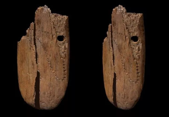 El colgante de la cueva de Stajnia está decorado con un patrón de, al menos, 50 perforaciones. EFE