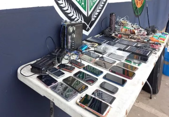 Encontraron cajillas digitales de recepción de televisión, pesas digitales, controles de Nintendo, bocinas, tijeras, entre otras cosas. Foto: Cortesía 