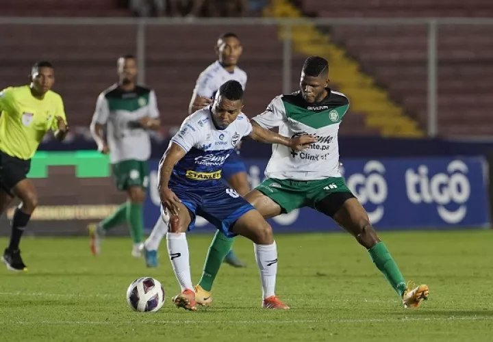 Nelson 'Russo' Barahona del Tauro, controla el balón ante el acecho de un jugador del Alianza. Foto:LPF